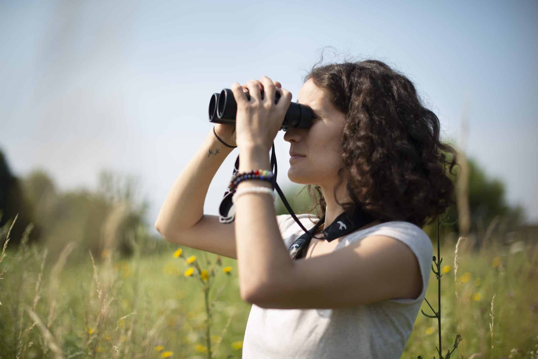 Iris PRUDHOMME, écologue chez Biotope est photographié sur une zone de mesure compensatoire du Terminal méthanier de Dunkerque à Gravelines le 21 juillet 2021.